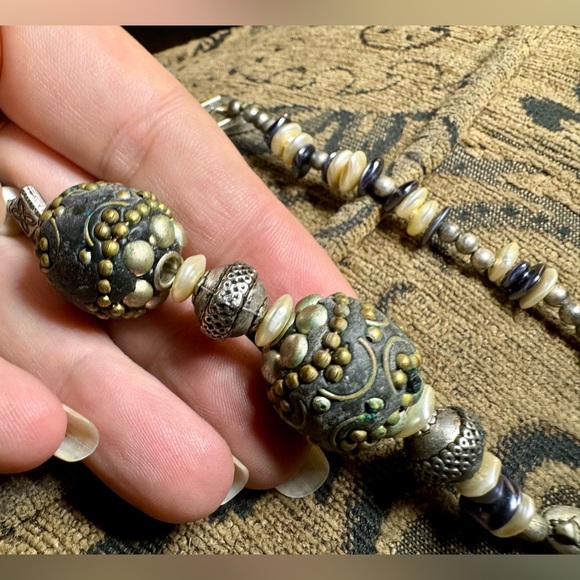 Handcrafted beaded pearl and silver necklace. - Picture 12 of 13